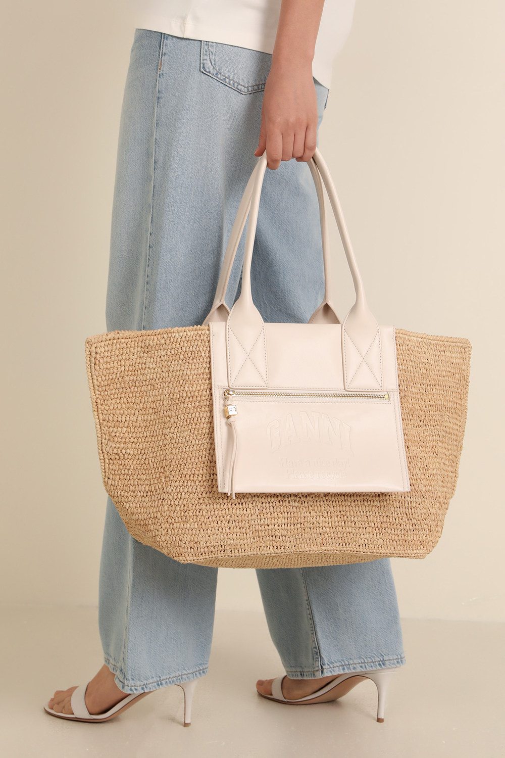 תמונת כל הלוק של תיק נשיאה מדיום